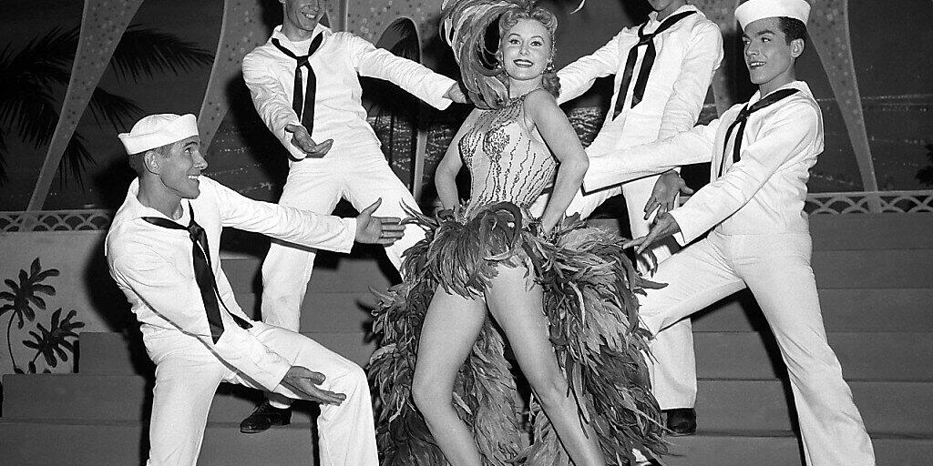 ARCHIV - Schauspielerin Rhonda Fleming als Sängerin und Tänzerin in Las Vegas. Foto: David Smith/AP/dpa