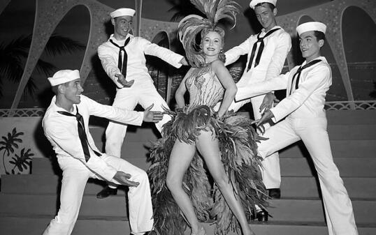 ARCHIV - Schauspielerin Rhonda Fleming als Sängerin und Tänzerin in Las Vegas. Foto: David Smith/AP/dpa