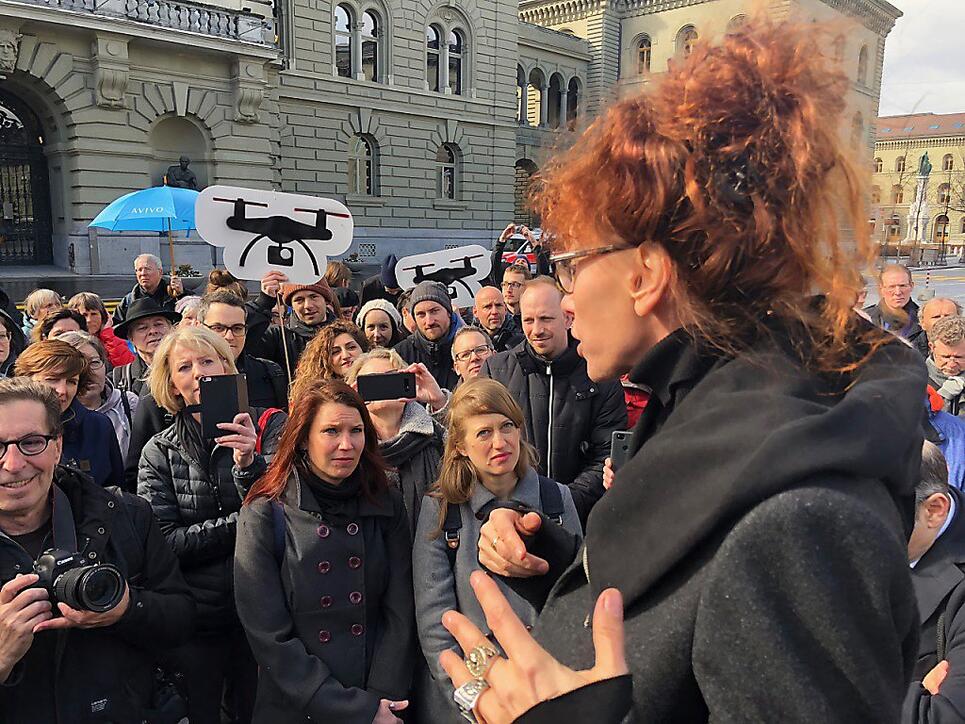 Autorin Sibylle Berg vom Referendumskomitee spricht an der Auftaktveranstaltung zum Referendum im April (Archivbild).