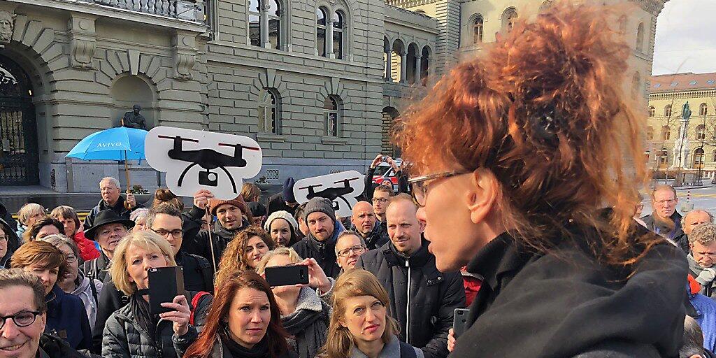 Autorin Sibylle Berg vom Referendumskomitee spricht an der Auftaktveranstaltung zum Referendum im April (Archivbild).