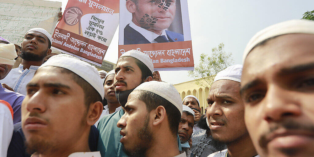 Aktivisten der islamistischen Partei Islami Andolan Bangladesh rufen bei einem Protest gegen Frankreich zum Boykott französischer Produkte auf. Foto: Suvra Kanti Das/ZUMA Wire/dpa