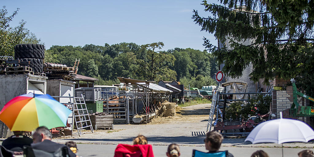 Friedliche Mahnwache von Tierschützern beim Pferdehof in Hefenhofen TG. Sie verlangen ein sofortiges Tierhalteverbot für den Hofbetreiber.