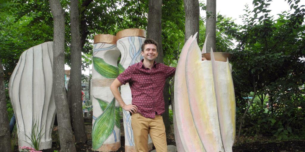 Vom Kunstwerk zum Pizzabelag: Der New Yorker Künstler Brian Soliwoda mit seinen Holzskulpturen, aus denen in den kommenden Monaten essbare Pilze wachsen sollen.