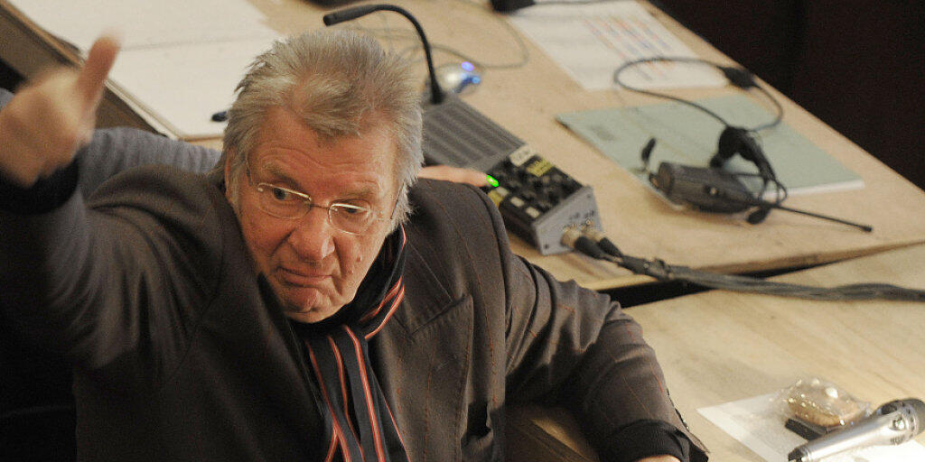 Sportkommentator, Schauspieler, Autor, Sänger, Satiriker: Über einen Mangel an Talenten konnte sich Werner Schneyder nicht beklagen. Sportkommentator, Schauspieler, Autor, Sänger, Satiriker: Über einen Mangel an Talenten konnte sich Werner Schneyder nicht beklagen.