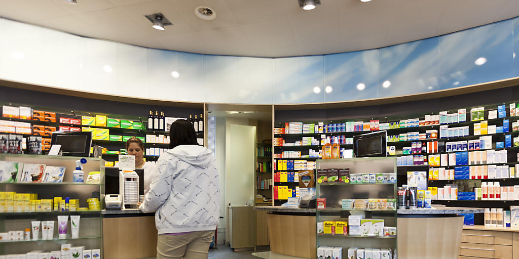 Auch nach dem Bundesgerichtsurteil, das den Versand rezeptfreier Medikamente untersagt, will Zur Rose weiter rezeptfreie Medikamente an Privatpersonen verkaufen - möglich ist das über einen Laden in Bern. (Symbolbild) Auch nach dem Bundesgerichtsurteil, das den Versand rezeptfreier Medikamente untersagt, will Zur Rose weiter rezeptfreie Medikamente an Privatpersonen verkaufen - möglich ist das über einen Laden in Bern. (Symbolbild)