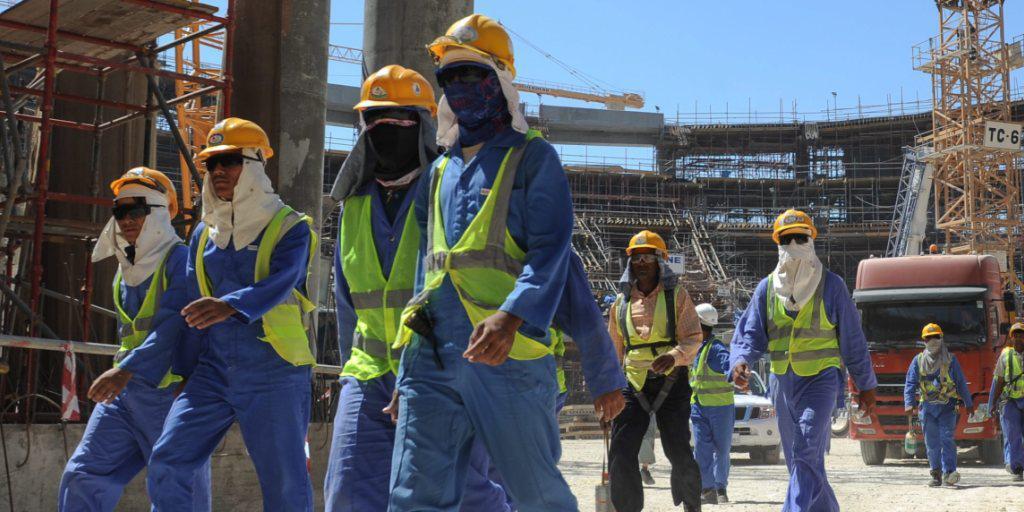 Ausländische Bauarbeiter verlassen eine Baustelle in Doha, Katar (Archiv)