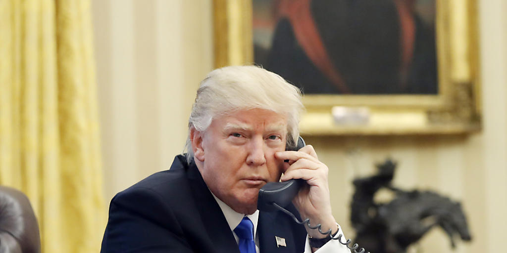 Griff zum Telefonhörer: US-Präsident Donald Trump spricht mit Chinas Staatschef Xi Jinping. (Archivbild)