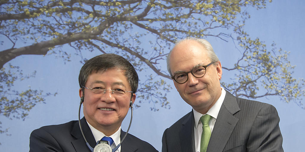 Ren Jianxin, Verwaltungsratspräsident von ChemChina und Syngenta-Präsident Michel Demaré an der Syngenta-Jahresmedienkonferenz im Februar: Nachdem die US-Behörde grünes Licht gegeben hat, rückt die Übernahme durch die Chinesen in greifbare Nähe Ren Jianxin, Verwaltungsratspräsident von ChemChina und Syngenta-Präsident Michel Demaré an der Syngenta-Jahresmedienkonferenz im Februar: Nachdem die US-Behörde grünes Licht gegeben hat, rückt die Übernahme durch die Chinesen in greifbare Nähe