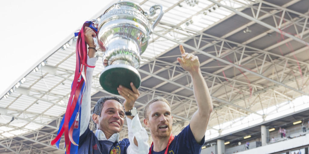 Bernhard Heusler (links) und Michael Lang mit der Cup-Trophäe
