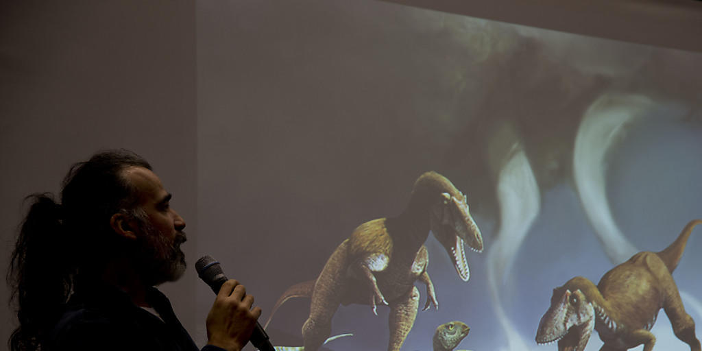 Paläontologe Sebastian Apesteguia zeigt, wie der neu entdeckte fleischfressende Dinosaurier "Gualicho" möglicherweise ausgesehen hat. Paläontologe Sebastian Apesteguia zeigt, wie der neu entdeckte fleischfressende Dinosaurier "Gualicho" möglicherweise ausgesehen hat.