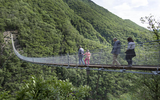 ALPEN, SCHWEIZER ALPEN, WANDERN, WANDERER, TRIFTBRUECKE, TRIFT, BRUECKE, HAENGESEILBRUECKE, HAENGEBRUECKE, SEILBRUECKE,