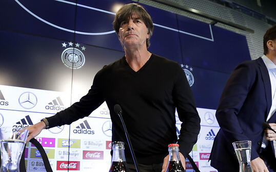 DFB-Cheftrainer Joachim Löw (links) an einer Medienkonferenz in München