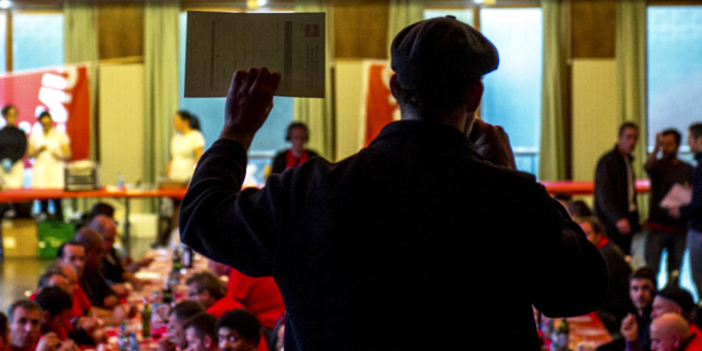 Rund 500 Maler und Gipser und weitere Beschäftigte des Ausbaugewerbes aus der Westschweiz folgten am Freitag einem Aufruf der Gewerkschaften und protestierten gegen die Aufhebung ihres Gesamtarbeitsvertrages. Rund 500 Maler und Gipser und weitere Beschäftigte des Ausbaugewerbes aus der Westschweiz folgten am Freitag einem Aufruf der Gewerkschaften und protestierten gegen die Aufhebung ihres Gesamtarbeitsvertrages.