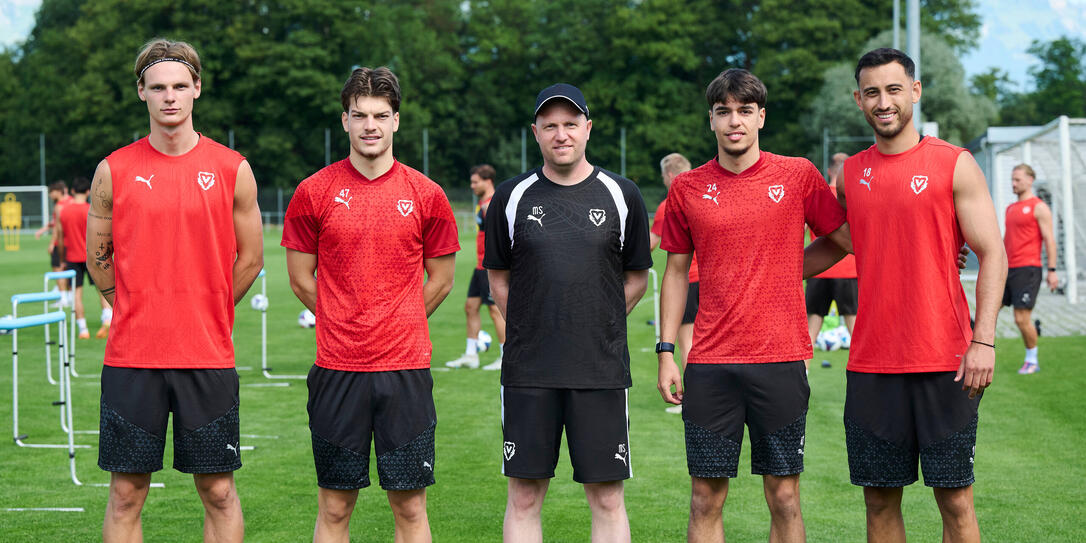 Trainer Marc Schneider (mitte) mit den Neuzugängen Lado Akhalaia, Mattia Walker, Lutfi Dalipi und Dejan Djocic (v.l.).
