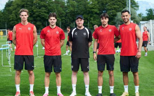 Trainer Marc Schneider (mitte) mit den Neuzugängen Lado Akhalaia, Mattia Walker, Lutfi Dalipi und Dejan Djocic (v.l.).