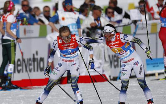 Mit Vorsprung in die letzte Abl&ouml;sung und im Zielsprint souver&auml;n: Schwedens Charlotte Kalle (re.) schickt Teamkollegin Stina Nilsson auf die letzte Runde