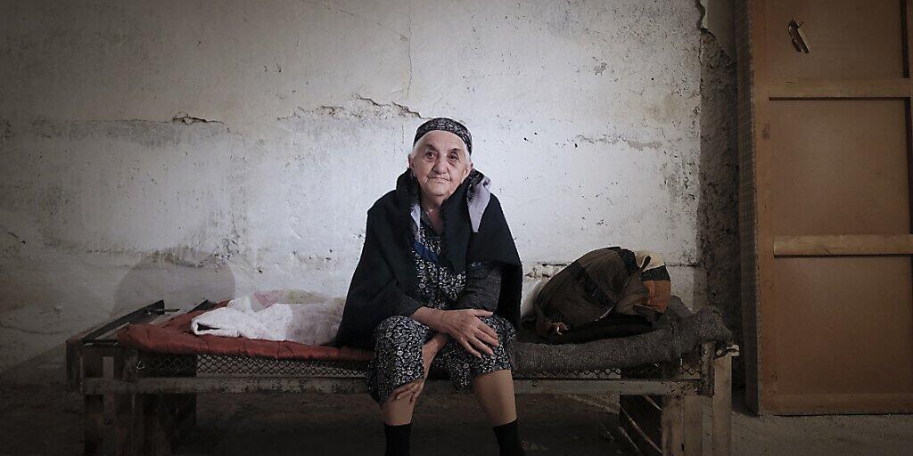 Eine ältere Frau aus Armenien sitzt in der Konfliktregion Berg-Karabach in einem Bombenbunker. Foto: Karo Sahakyan/ArmGov/PAN Photo/AP/dpa