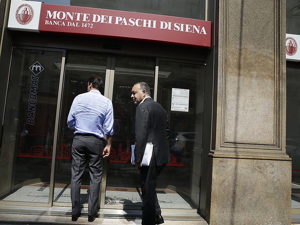 Der italienische Staat hatte die Bank Monte dei Paschi  mit Milliarden vor dem Kollaps bewahrt. Italienische Banken haben Problemdarlehen im zweiten Quartal zwar um rund ein Fünftel abgebaut. Auf Italien entfallen aber immer noch rund ein Viertel aller faulen Kredite der Euro-Zone. (Archiv)