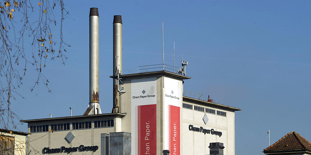 Gebäude der Cham Paper Group: Das Unternehmen wurde im vergangenen Jahr durch höhere Rohstoffpreise und die teurere Produktionsverlagerung nach Italien belastet. (Archivbild)