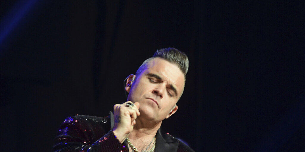 Der britische Sänger Robbie Williams hat für kommendes Jahr ein Benefizkonzert in seiner Heimatstadt angekündigt. (Archivbild)