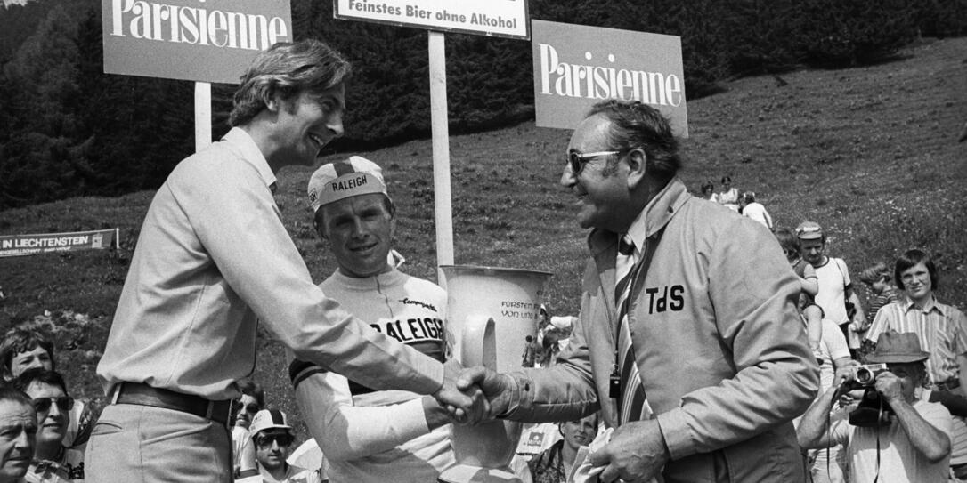 Hennie Kuiper, Etappensieger (mitte) mit Hans-Adam, damals Erbprinz (l.) und Tourdirektor Sepp Voegeli.