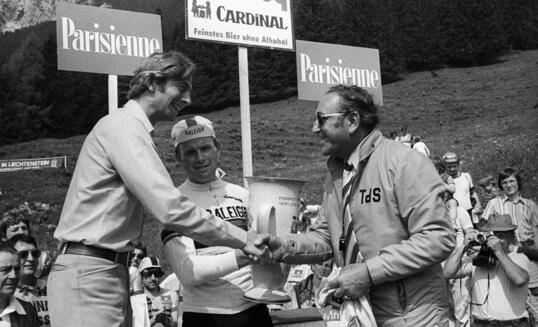 Hennie Kuiper, Etappensieger (mitte) mit Hans-Adam, damals Erbprinz (l.) und Tourdirektor Sepp Voegeli.