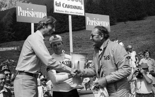 Hennie Kuiper, Etappensieger (mitte) mit Hans-Adam, damals Erbprinz (l.) und Tourdirektor Sepp Voegeli.