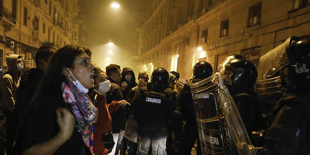 Demonstranten treffen in der Nacht in Neapel auf Polizeikräfte. Foto: Fabio Sasso/ZUMA Wire/dpa Demonstranten treffen in der Nacht in Neapel auf Polizeikräfte. Foto: Fabio Sasso/ZUMA Wire/dpa