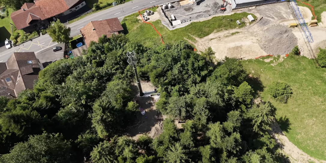 30 Meter hoch ragt die Mobilfunkantenne in der Eschner R&uuml;tte in Schellenberg &ndash; und doch deckt sie noch nicht das gesamte Gemeindegebiet ab.