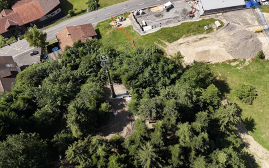 30 Meter hoch ragt die Mobilfunkantenne in der Eschner R&uuml;tte in Schellenberg &ndash; und doch deckt sie noch nicht das gesamte Gemeindegebiet ab.