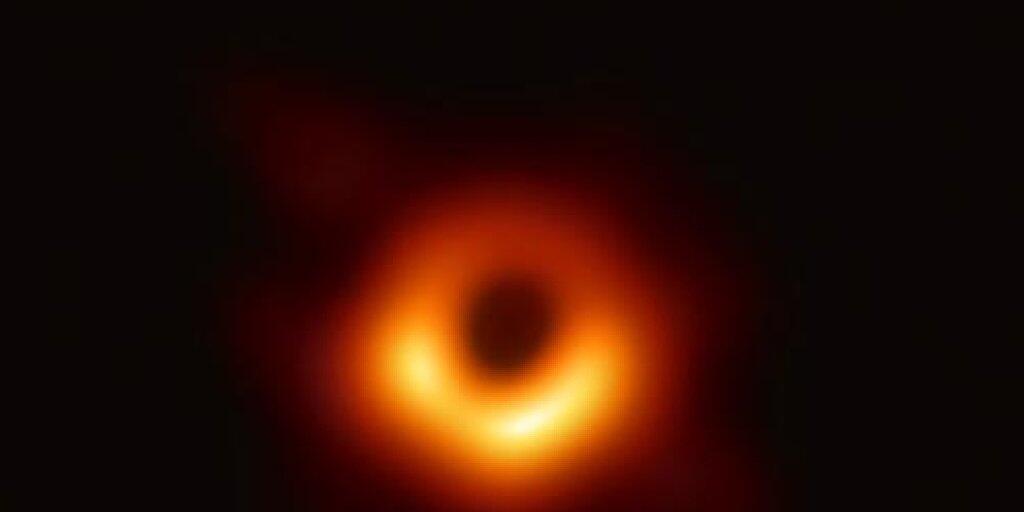 Die Aufnahme des Schwarzen Lochs in der Galaxie M87 stellt den ersten direkten visuellen Nachweis eines Schwarzen Lochs dar.