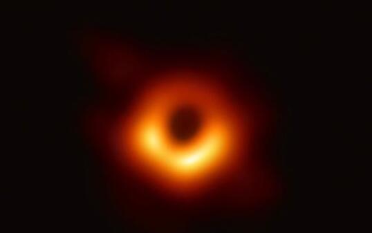 Die Aufnahme des Schwarzen Lochs in der Galaxie M87 stellt den ersten direkten visuellen Nachweis eines Schwarzen Lochs dar.