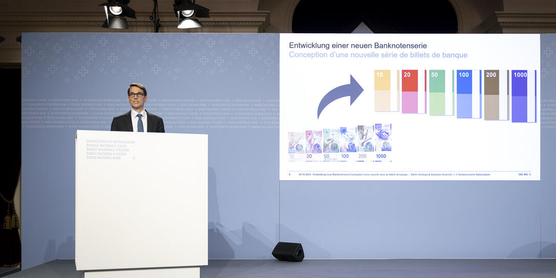 Martin Schlegel, Präsident der Schweizerischen Nationalbank, bei seiner Ankündigung der Entwicklung einer neuen Banknotenserie am 30. Oktober 2024.