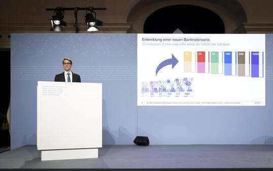 Martin Schlegel, Präsident der Schweizerischen Nationalbank, bei seiner Ankündigung der Entwicklung einer neuen Banknotenserie am  30. Oktober 2024.