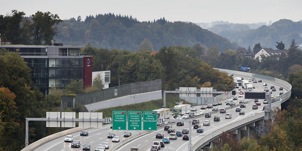 Auf den Schweizer Strassen sind immer mehr Fahrzeuge unterwegs: 2015 ist die Zahl der gemeldeten Autos, Töffs und Traktoren um über 100'000 auf 5,9 Millionen gestiegen. (Symbolbild) Auf den Schweizer Strassen sind immer mehr Fahrzeuge unterwegs: 2015 ist die Zahl der gemeldeten Autos, Töffs und Traktoren um über 100'000 auf 5,9 Millionen gestiegen. (Symbolbild)