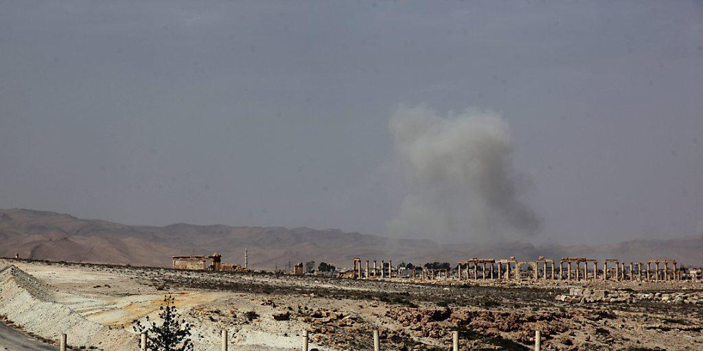 Die antiken Stätten von Palmyra - im Hintergrund steigt Rauch von den Kämpfen auf