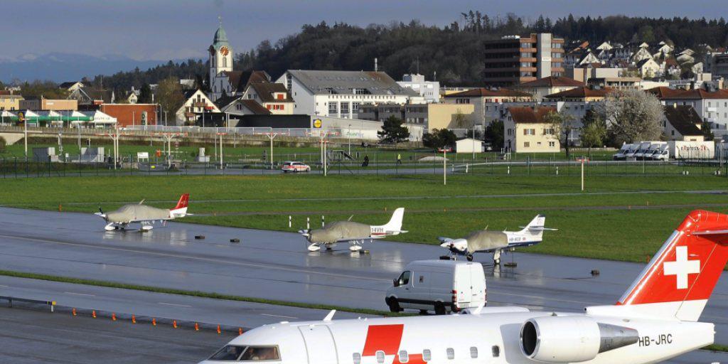 Ein Rega-Ambulanzjet des Typs Challenger 604 auf dem Zürcher Flughafen. Da Verteidigungsdepartement will zwei dieser Maschinen gebraucht kaufen. (Archivbild) Ein Rega-Ambulanzjet des Typs Challenger 604 auf dem Zürcher Flughafen. Da Verteidigungsdepartement will zwei dieser Maschinen gebraucht kaufen. (Archivbild)