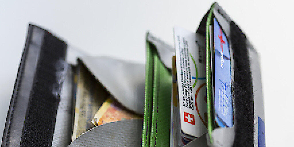 Auch nächstes Jahr muss die Bevölkerung für die Krankenkassenprämien tiefer in die Tasche greifen. Laut einer Analyse des Internetvergleichsdienstes bonus.ch erhöhen sich die Prämien im Schnitt um 5,1 Prozent. (Symbolbild)