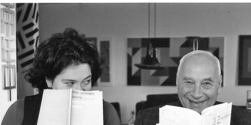 Die lyrischen Werke von Eugen Gomringer (rechts) und seiner Tochter Nora Gomringer werden im Strauhof in einer gemeinsamen Ausstellung beleuchtet. Sie dauert bis 8. Januar 2017