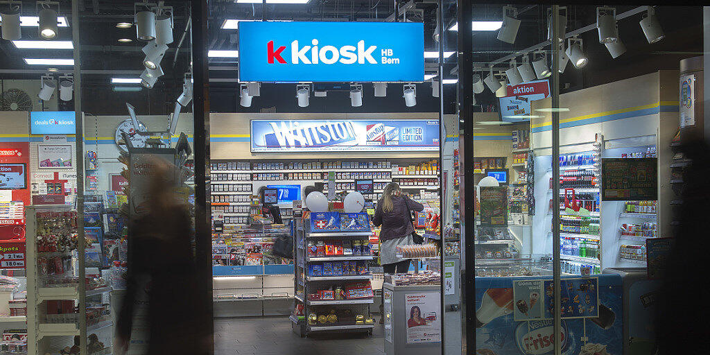 Zu Valora gehörende Kiosk-Stellen werden oft von Dritten geführt. Bei neuen Verträgen sollen diese künftig an die Mindestlöhne des Valora-GAV gebunden werden. (Archiv)