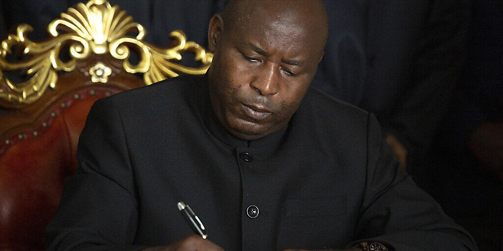 Evariste Ndayishimiye, designierter Präsident von Burundi, unterzeichnet im Präsidentenpalast das Kondolenzbuch. Foto: Berthier Mugiraneza/AP/dpa