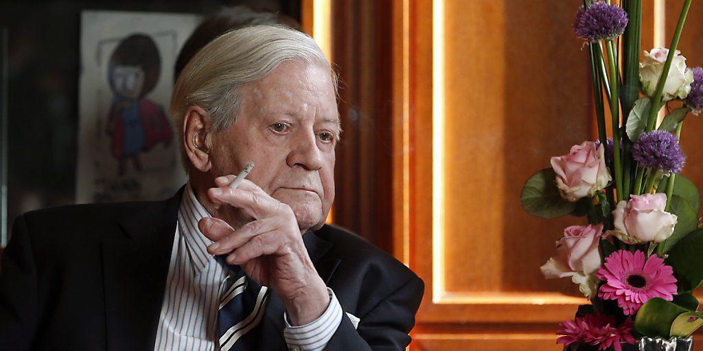 Der Gesundheitszustand des deutschen Altkanzlers Helmut Schmidt hat sich nach Angaben aus seinem Umfeld stark verschlechtert. Dem 96-Jährigen gehe es sehr schlecht, hiess es. (Archivbild)
