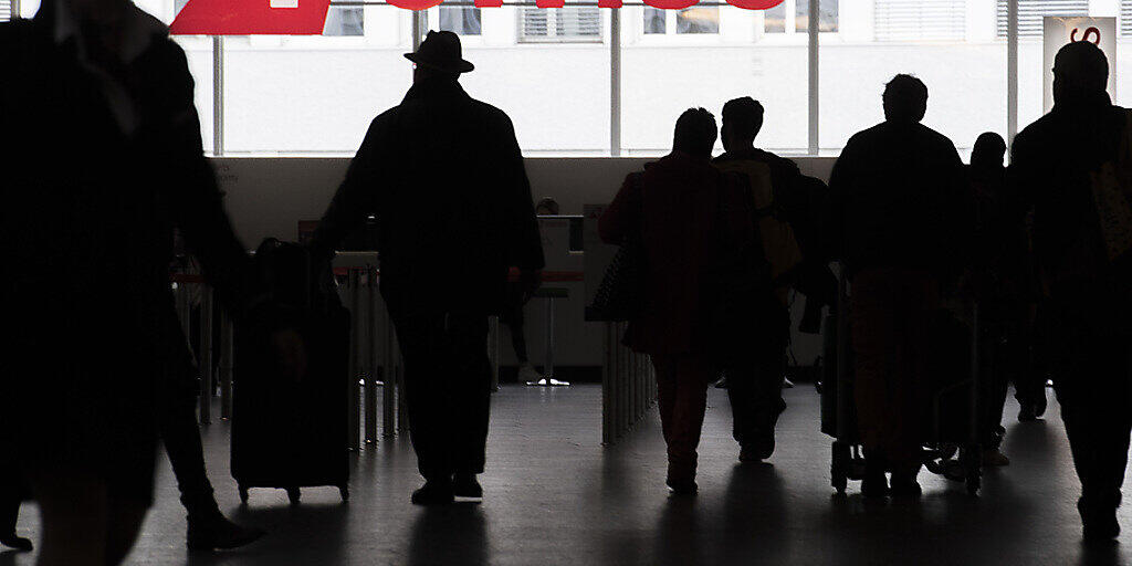 Die Swiss macht einen Schritt auf die Kunden zu: Fluggäste am Check-In Schalter der Fluggesellschaft am Flughafen Zürich (Archivbild).