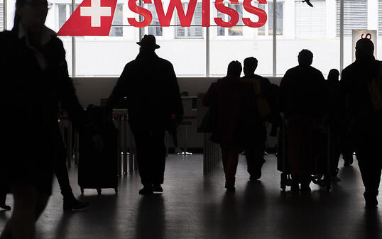 Die Swiss macht einen Schritt auf die Kunden zu: Fluggäste am Check-In Schalter der Fluggesellschaft am Flughafen Zürich (Archivbild).
