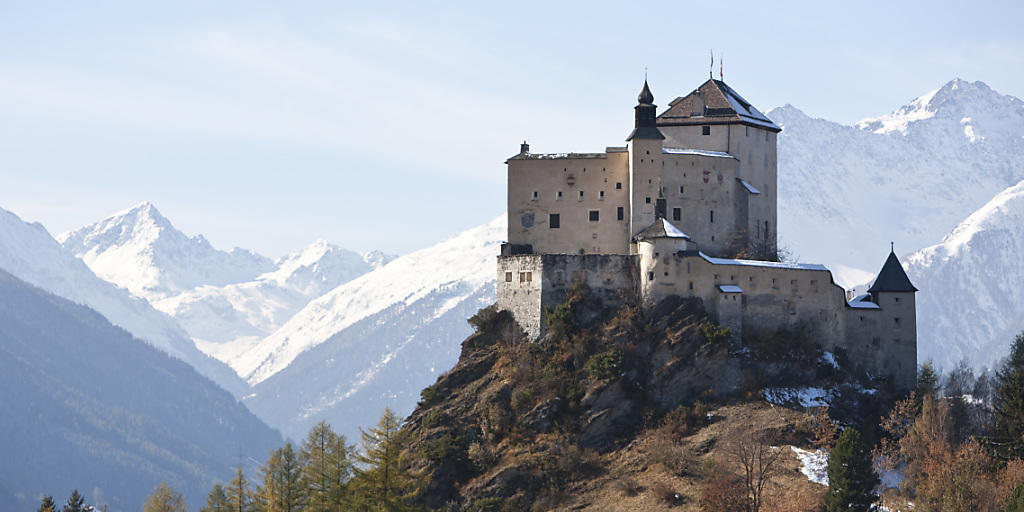 Das Schloss Tarasp wechselt den Besitzer: Der international bekannte, einheimische Künstler Not Vital kann den 1000-jährigen Bau in Scuol GR mit dem Segen der Gemeinde kaufen. Das Schloss soll weiterhin öffentlich zugänglich sein.