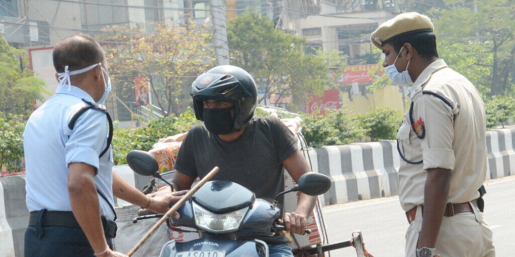 Polizisten in der indischen Stadt Guwahati bei einer Kontrolle während des Lockdowns. (Archivbild) Polizisten in der indischen Stadt Guwahati bei einer Kontrolle während des Lockdowns. (Archivbild)