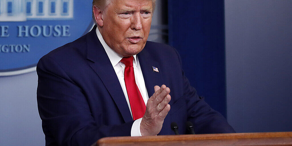 Vor dem Hintergrund der starken Ausbreitung des Coronavirus in den USA will die US-Regierung unter Donald Trump nun den Export von medizinischen Geräten verbieten, die zur Bekämpfung der Pandemie eingesetzt werden. (Archivbild)