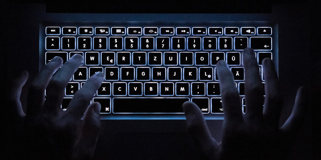 Illustration - Cyberkriminalit&auml;t Darknet, Cyberkriminalit&auml;t, Tastatur, Notebook, Hacker Kriminalit&auml;t, Stahl, Industrie, Internet, Sicherheit, lnw, Kriminalit&auml;t, Deutschland, Hessen, Unternehmen