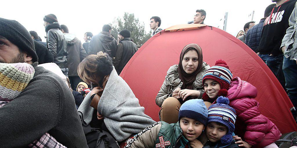 Kinder aus Syrien und dem Irak im griechisch-mazedonischen Grenzgebiet: Rund eine Viertelmillion Kinder lebt in Syrien in belagerten Gebieten unter prekären Bedingungen, wie das Hilfswerk Save the Children in einem neuen Bericht beklagt. (Archivbild)