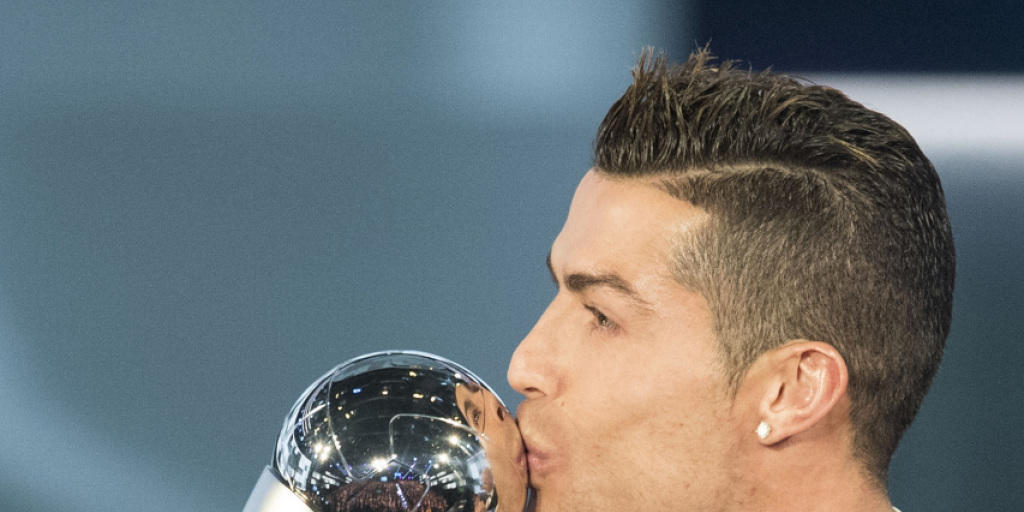 Das war im vergangenen Januar: Ronaldo küsst den Pokal für den Weltfussballer Das war im vergangenen Januar: Ronaldo küsst den Pokal für den Weltfussballer